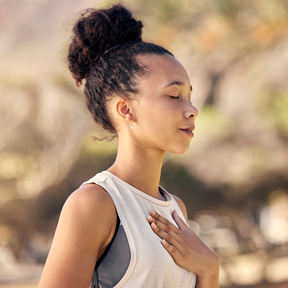 Una donna che respira serena, calma e lucida, il desiderio semplicemente svanito