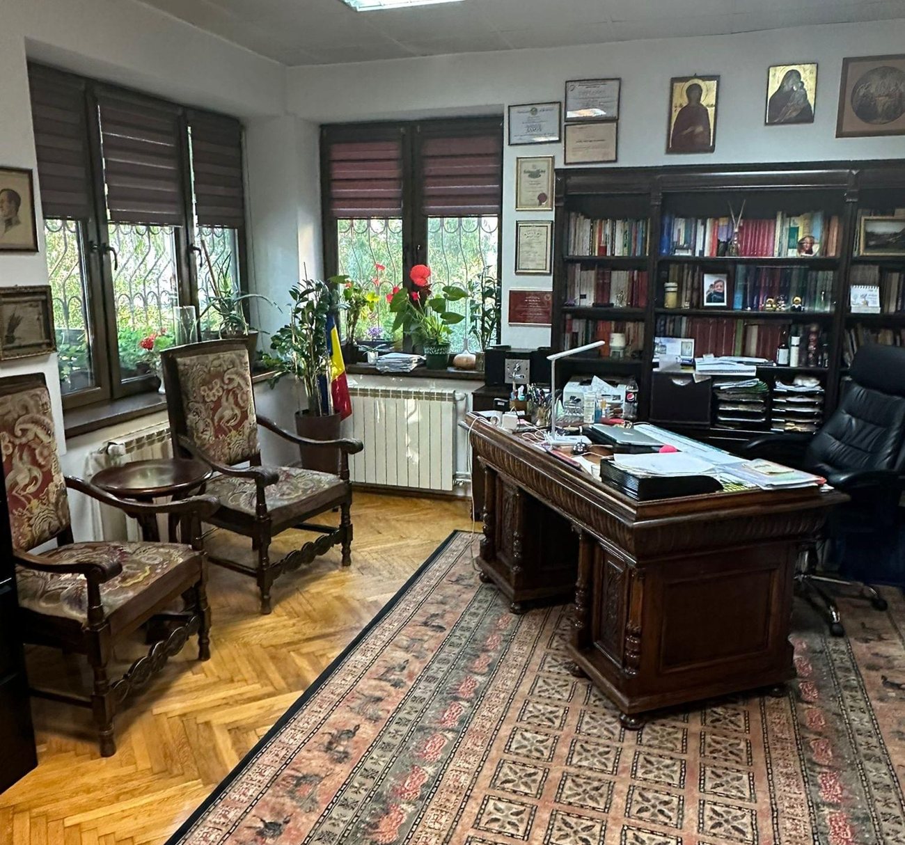 În interiorul biroului Gidro & Gidro — rafturi cu cărți, diplome înrămate, o încăpere liniștită creată pentru o primă întâlnire